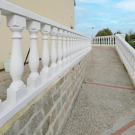 Baie Du Mont Michel بيت للعطل